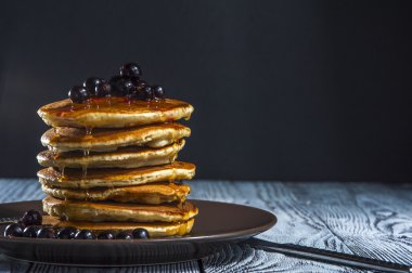 Çilek ve bal ile ev yapımı krep yığını