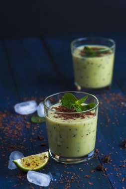 Çikolata ve nane ile taze kivi güler yüzlü