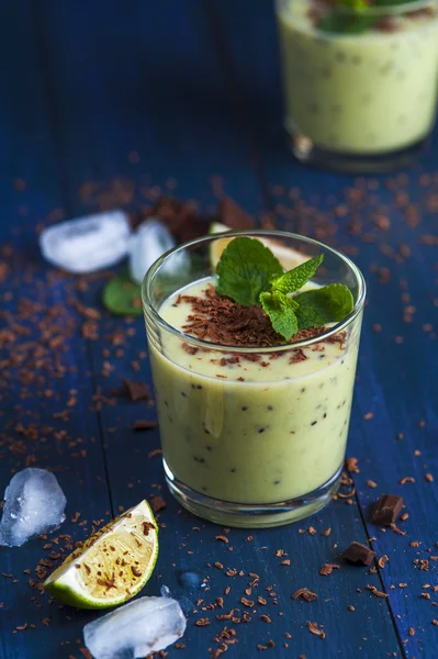 Smoothie hijau dengan kiwi, coklat dan mint — Stok Foto