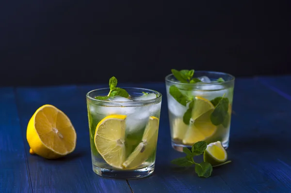 Copos de limonada com limão, limão e hortelã — Fotografia de Stock