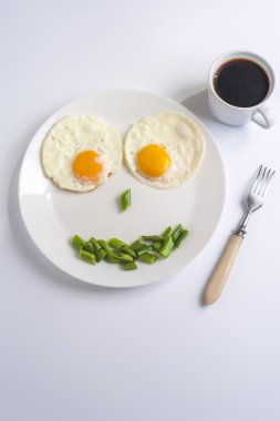 Kızarmış yumurta, pastırma, yeşil fasulye ve tost ışık arka plan üzerinde. İngiliz kahvaltısı.