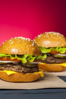Ahşap masa üzerinde sebze ile iştah açıcı hamburger.