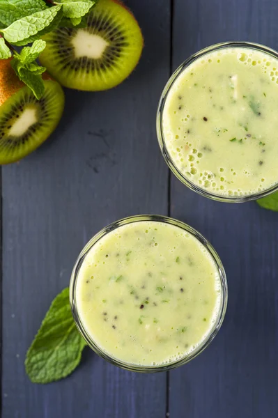 Dua gelas smoothie buatan sendiri dengan kiwi, pisang dan daun mint. Pembuatan makanan sehat. Minuman non-alkohol . — Stok Foto