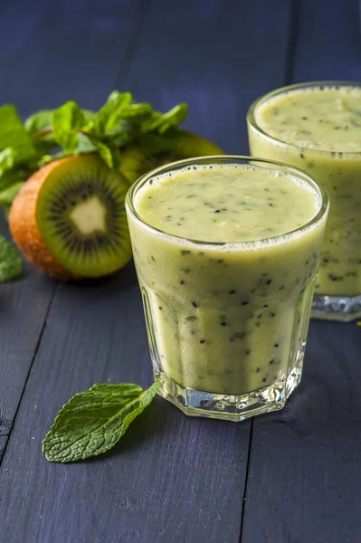 Dua gelas smoothie buatan sendiri dengan kiwi, pisang dan daun mint. Pembuatan makanan sehat. Minuman non-alkohol . — Stok Foto