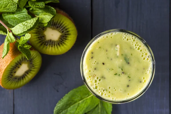 Gelas smoothie hijau dengan kiwi, pisang dan daun mint — Stok Foto