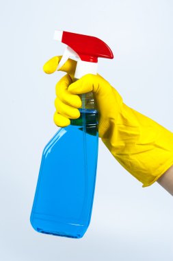 Sarı eldiven sprey tutan el.