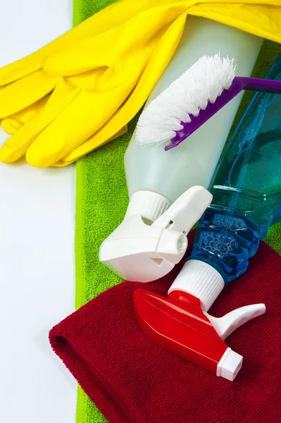 Attrezzature colorate per la pulizia su sfondo bianco . — Foto Stock