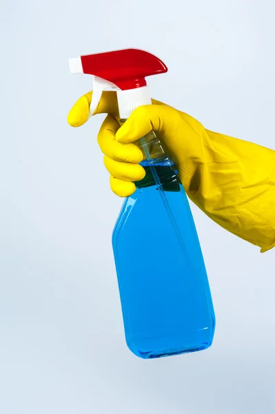 Hand in gelbem Handschuhhalterspray. Reinigungskonzept. — Stockfoto