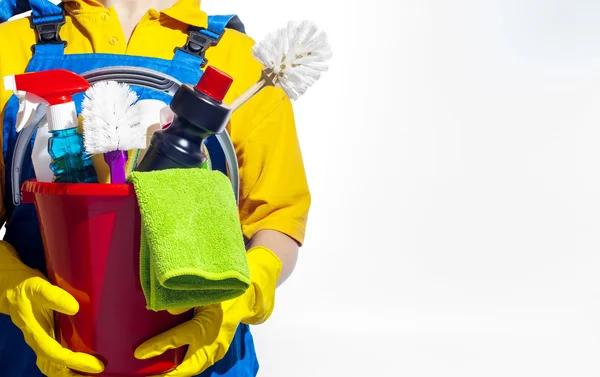 Femme tient un seau de fournitures pour le nettoyage . — Photo