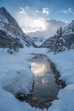 Rocky Mountain Lake Louise yakınındaki