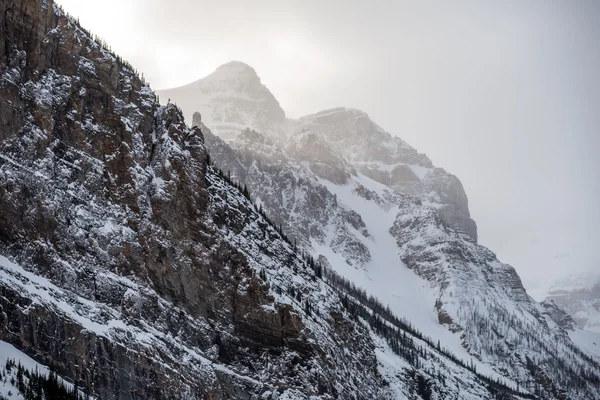Montagna rocciosa vicino al lago Louise — Foto Stock