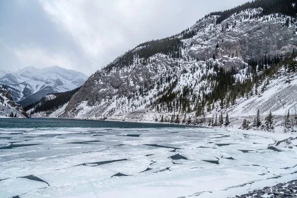 Estanque de Whitemans cerca de Canmore — Foto de Stock