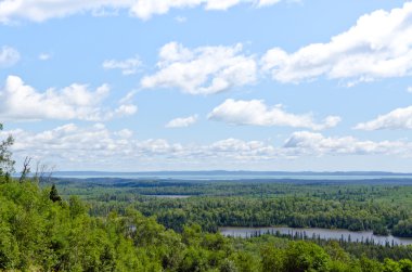 Göl, orman ve gökyüzü