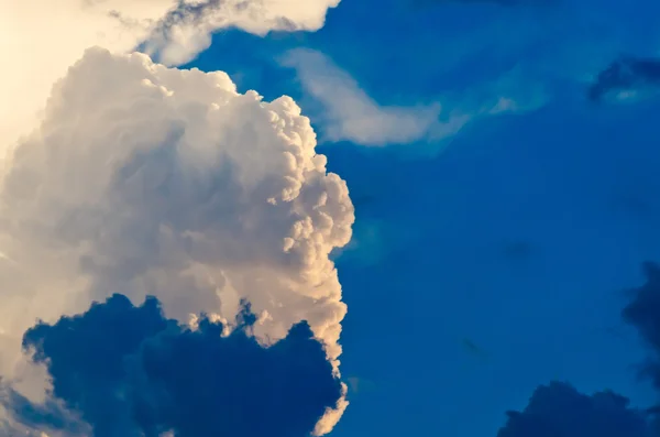 雲の青い空 — ストック写真