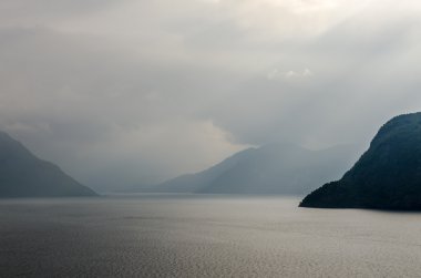 Fjord görünümünün resmi