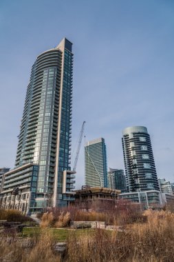 Condominiums gökyüzü arka plan üzerinde