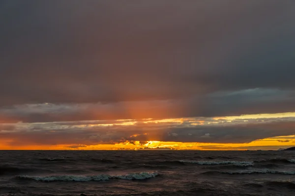 Coucher de soleil coloré au-dessus de l'eau — Photo