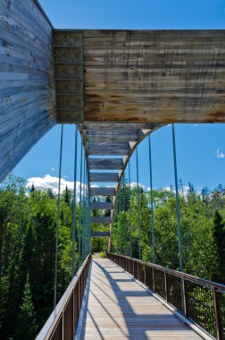 kavisli ahşap köprü