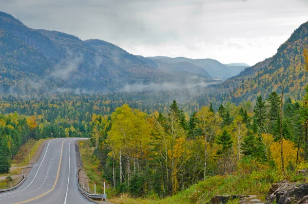 Осенняя дорога в Квебеке — стоковое фото