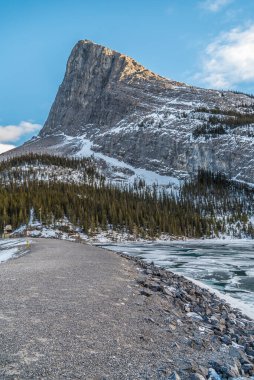 Canmore yakınlarındaki Rocky Dağları, Alberta, Kanada
