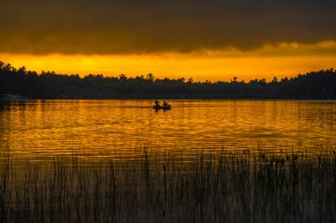 Grundy Lake Park, Kanada 'da orman gölü üzerinde gün batımı