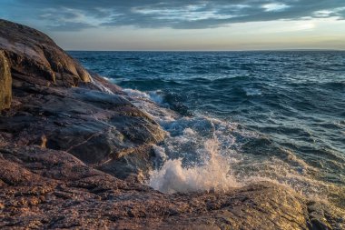 Superior Gölü 'nde gün batımı. Kanada