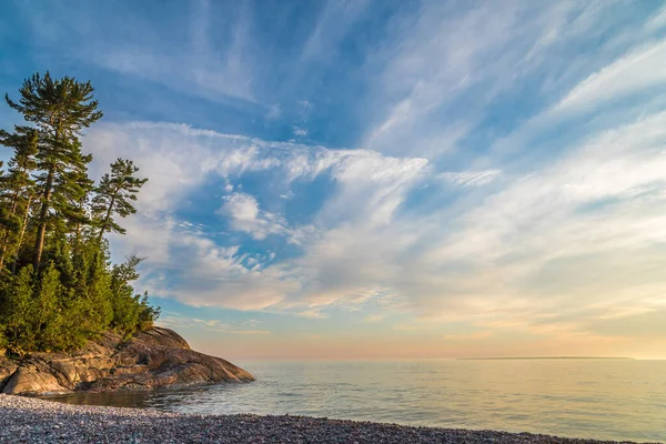 Güzel Superior Gölü 'nün yüzeyinde gün batımı