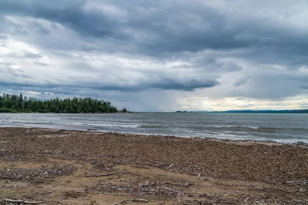 Rocky Tanjung Superior Lake Bawah Langit Biru Berawan Kanada — Stok Foto