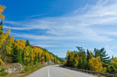 Superior Gölü yakınlarındaki Trans Canada Otoyolu, Ontario, Kanada