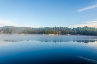 Killarney Park 'taki Orman Gölü Sonbahar mevsimi boyunca