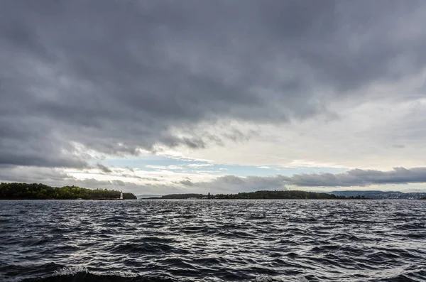 ノルウェーの雲の下のオスロ港の小さな波 — ストック写真