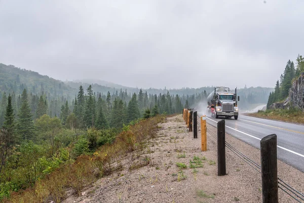 Névoa Forte Colinas Florestais Perto Lago Superior Canadá — Fotografia de Stock