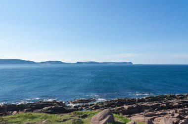 Güneşli bir günde Newfoundland, Kanada kıyıları