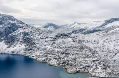 Sisli dağ gölü manzarası. Norveç.