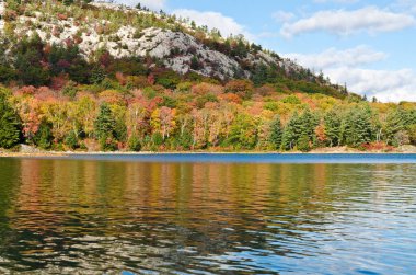 Killarney Park, Kanada 'da Orman Gölü' nün üzerinde gün doğumu