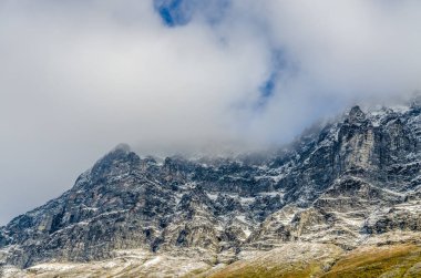 Norveç 'te sonbahar zamanı dağ ve dağlık arazi
