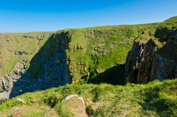 Güneşli bir günde Newfoundland, Kanada kıyıları