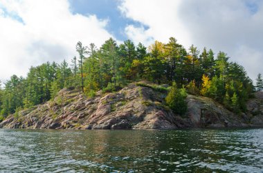 Killarney Park, Kanada 'da Orman Gölü' nün üzerinde gün doğumu
