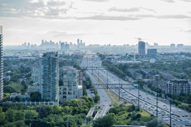 Toronto, Kanada 'daki Ontario Gölü' ndeki binaların manzarası.