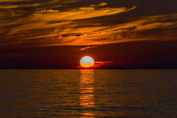 Ηλιοβασίλεμα Στην Επιφάνεια Της Πανέμορφης Superior Lake — Φωτογραφία Αρχείου