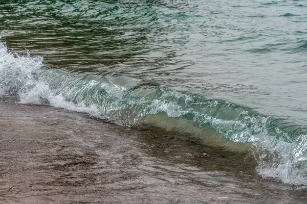 Surfa Vid Stranden Superior Lake Förenta Staterna — Stockfoto