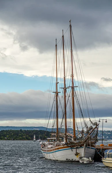 夏の時間に港の古い大きな帆船 — ストック写真