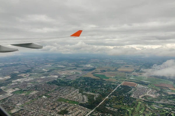 Ala Avión Nubes Blancas Cielo Azul Tierra — Foto de Stock