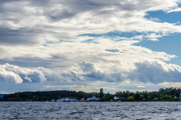 Oslo Limanındaki Küçük Tekne Bulutların Altında Norveç — Stok fotoğraf