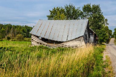 Günbatımında çiftlikteki eski ahırı harabeye çevirir.