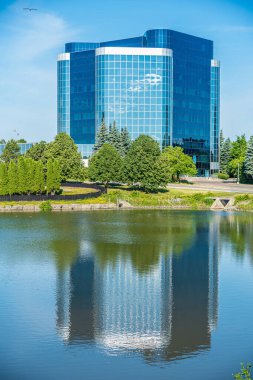 Baharda göletin yanında iş binası. Markham, Kanada