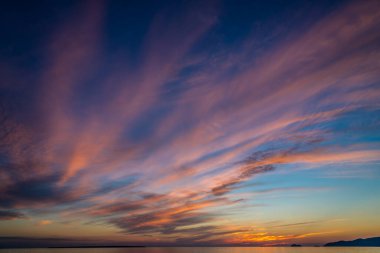 Güzel Superior Gölü 'nün yüzeyinde gün batımı