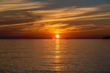 Güzel Superior Gölü 'nün yüzeyinde gün batımı