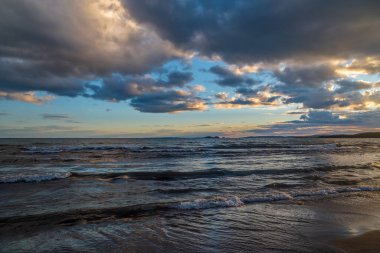 Superior Gölü 'nün yüzeyinde gün batımı. Kanada