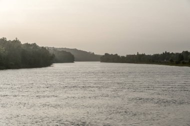 Yaz akşamları arka planda nehir suyu.
